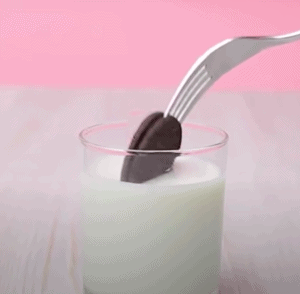 how to dip Oreo to the milk