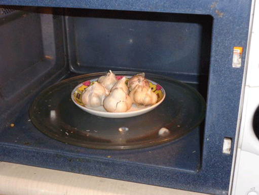 peel garlic using microwave